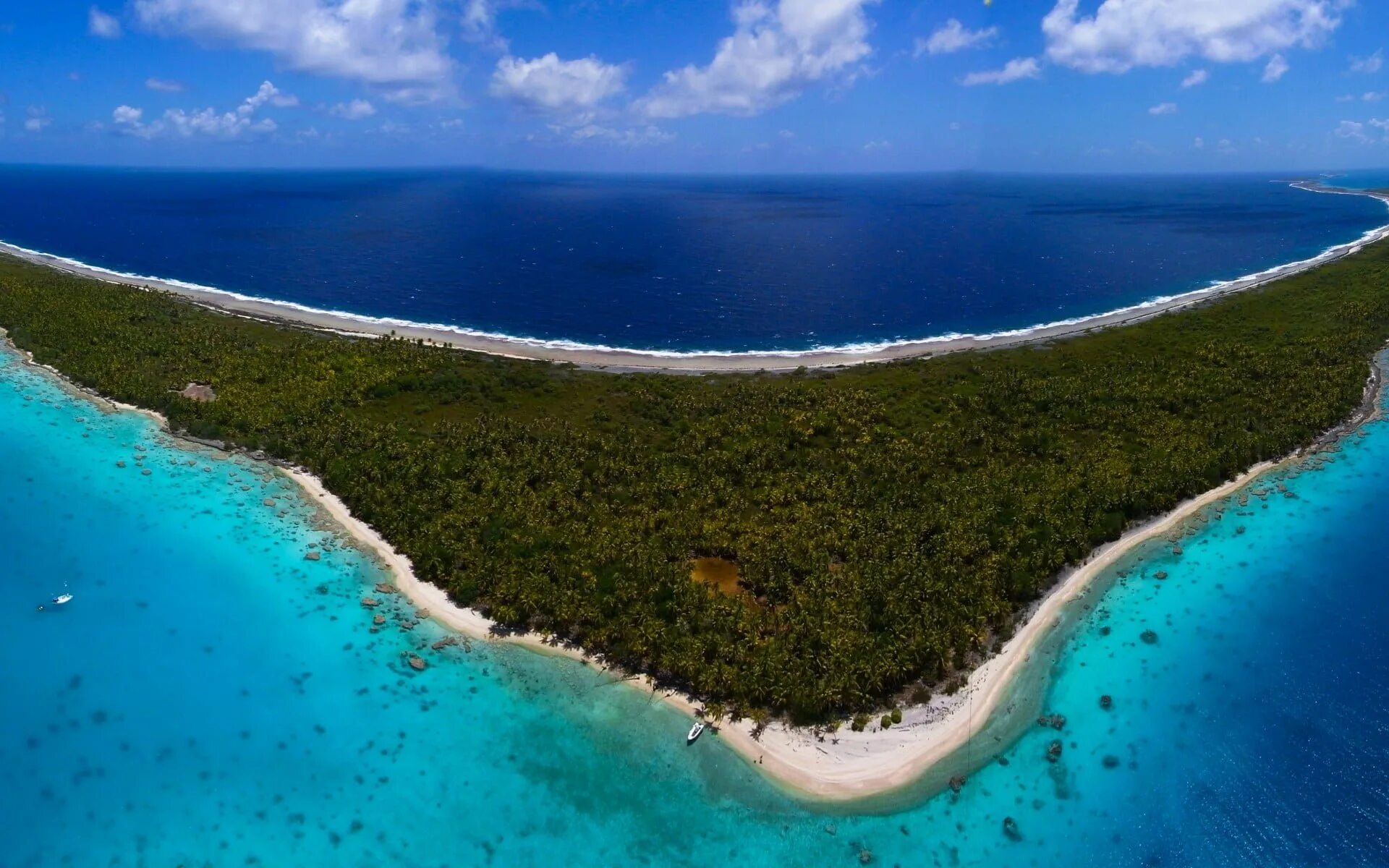 Летим над островами карибского моря. Остров в архипелаге Туамоту. Хребет Туамоту. Остров Атолл Рангироа. Остров Аракчеева (архипелаг Туамоту.