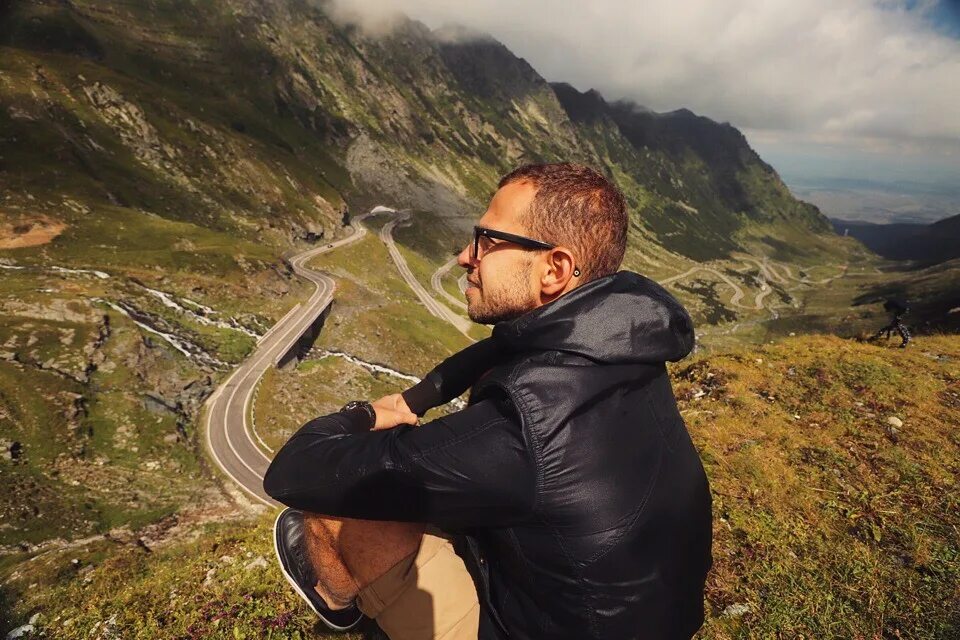 Луис коул. Рюкзак путешественника. Обложка ютуб travel. Travel канал. Ютуб travel.