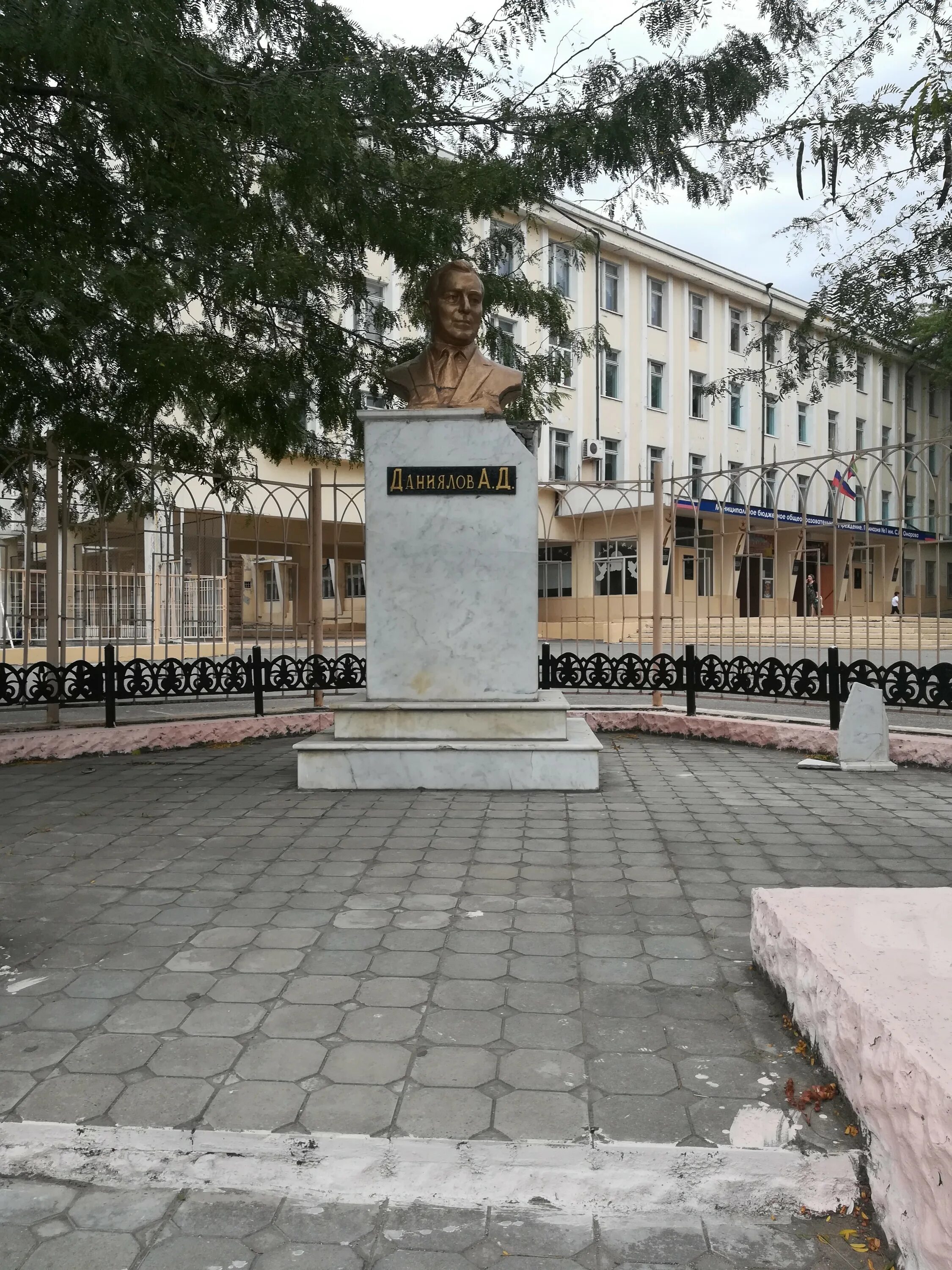 Абдурахман даниялович даниялов. Памятник даниялову в махачкале. улица максима горького махачкала. улица даниялова в махачкале. махачкала ул. даниялова, д. 62.
