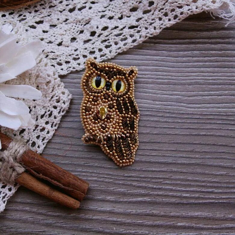 Брошь сова из бисера. Брошь сова из бисера. Брошь из бисера сова мастер класс. Брошь сова из бисера. Брошь сова из бисера на фетре.