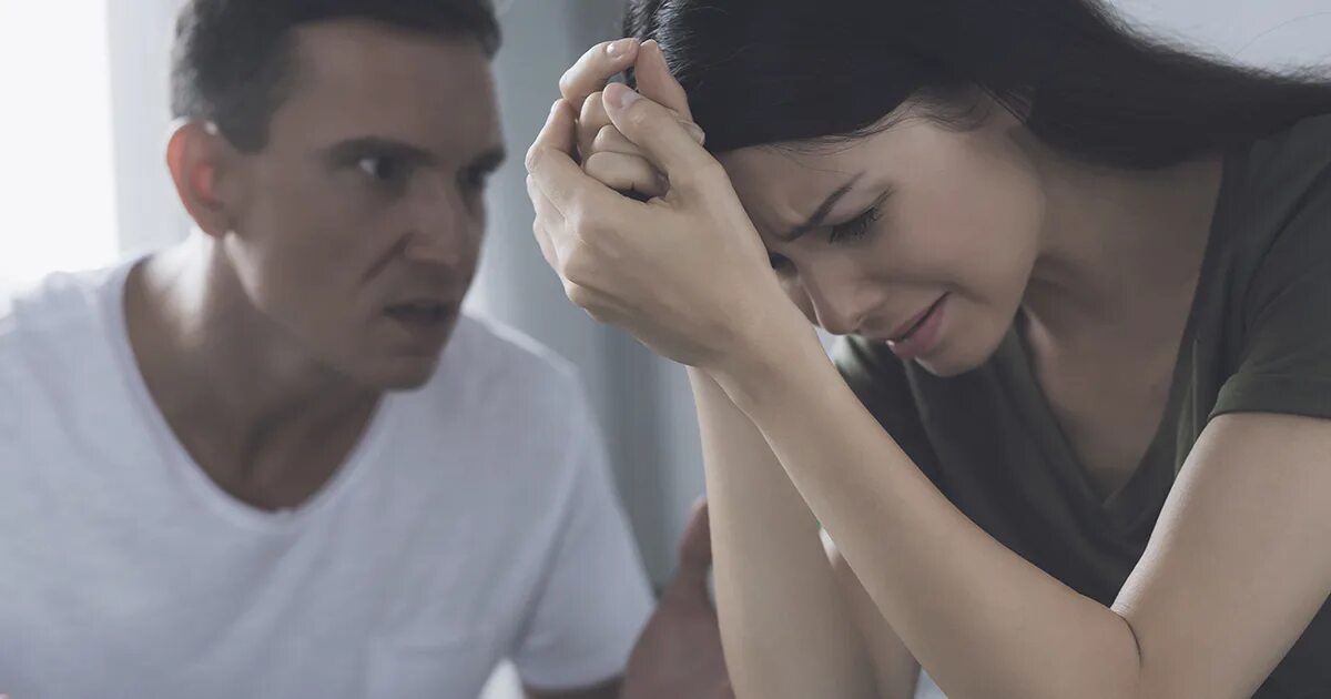 Женщина ругается. Мужчина кривит на женщину. Удивленные мужчина и женщина. Девушка кричит на парня. Мужчина кричит на женщину.