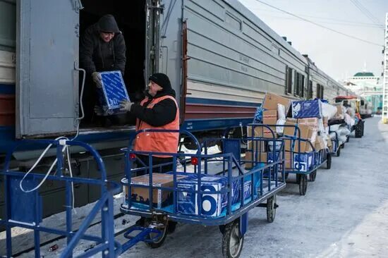 Вагон багаж. Разгрузка почтовых вагонов. погрузка в почтовый вагон. почтовые багажные тележки на вагоне. погрузка почты в почтовый вагон.