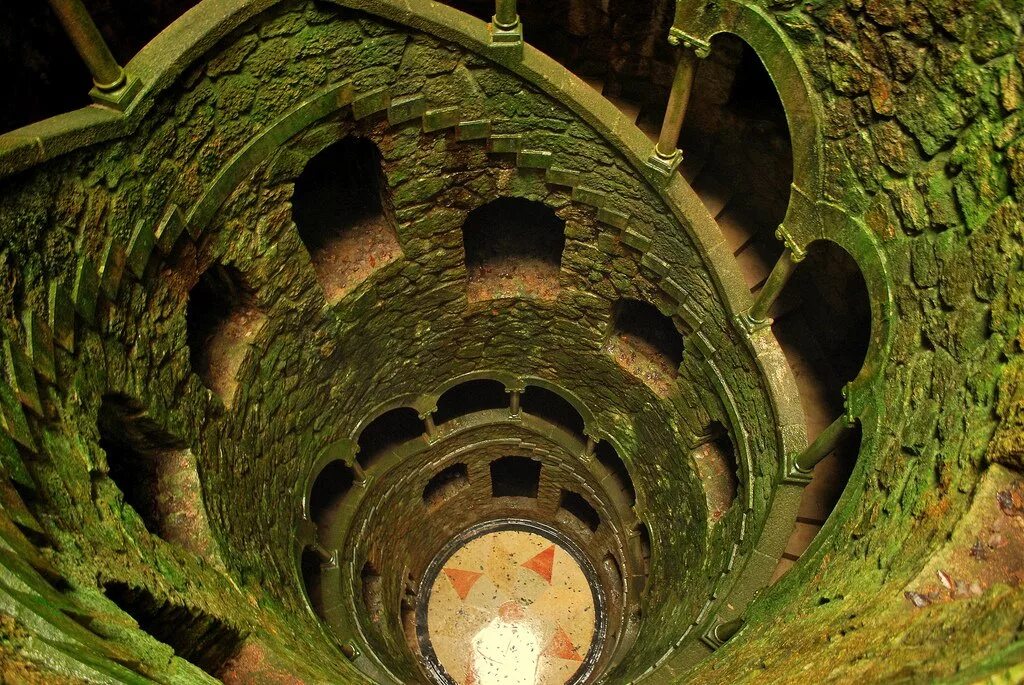 Башня перевернутая. Подземная башня синтра португалия. Башня синтра португалия. Лиссабон колодец синтра. Аркан башня таро.