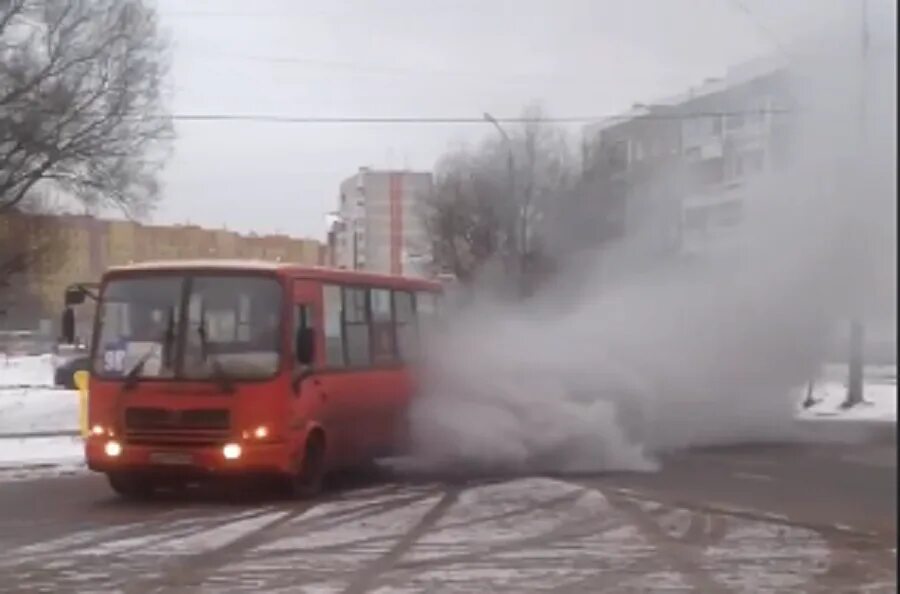 Красный автобус нижний новгород. Дымящийся автобус в Ярославле. Красный автобус Ярославль. В Туле задымился автобус.