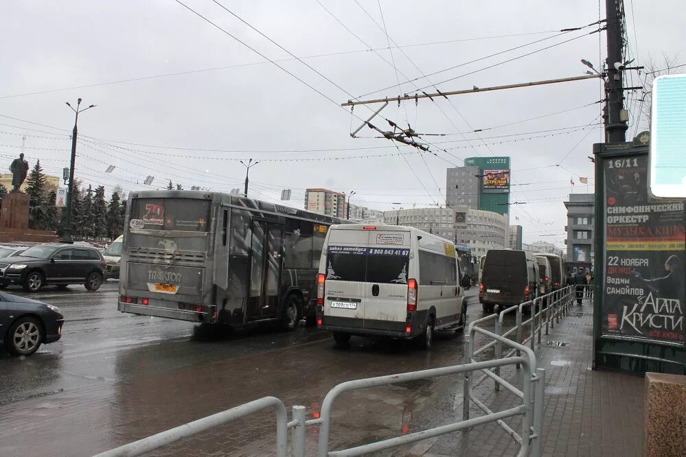 Остановка ЧТЗ Челябинск. Остановка ЧКПЗ Челябинск. Остановка ЧТЗ остановка театр. Памятник в городе Челябинск в Ленинском районе на остановке ЧКПЗ. Остановиться в челябинске