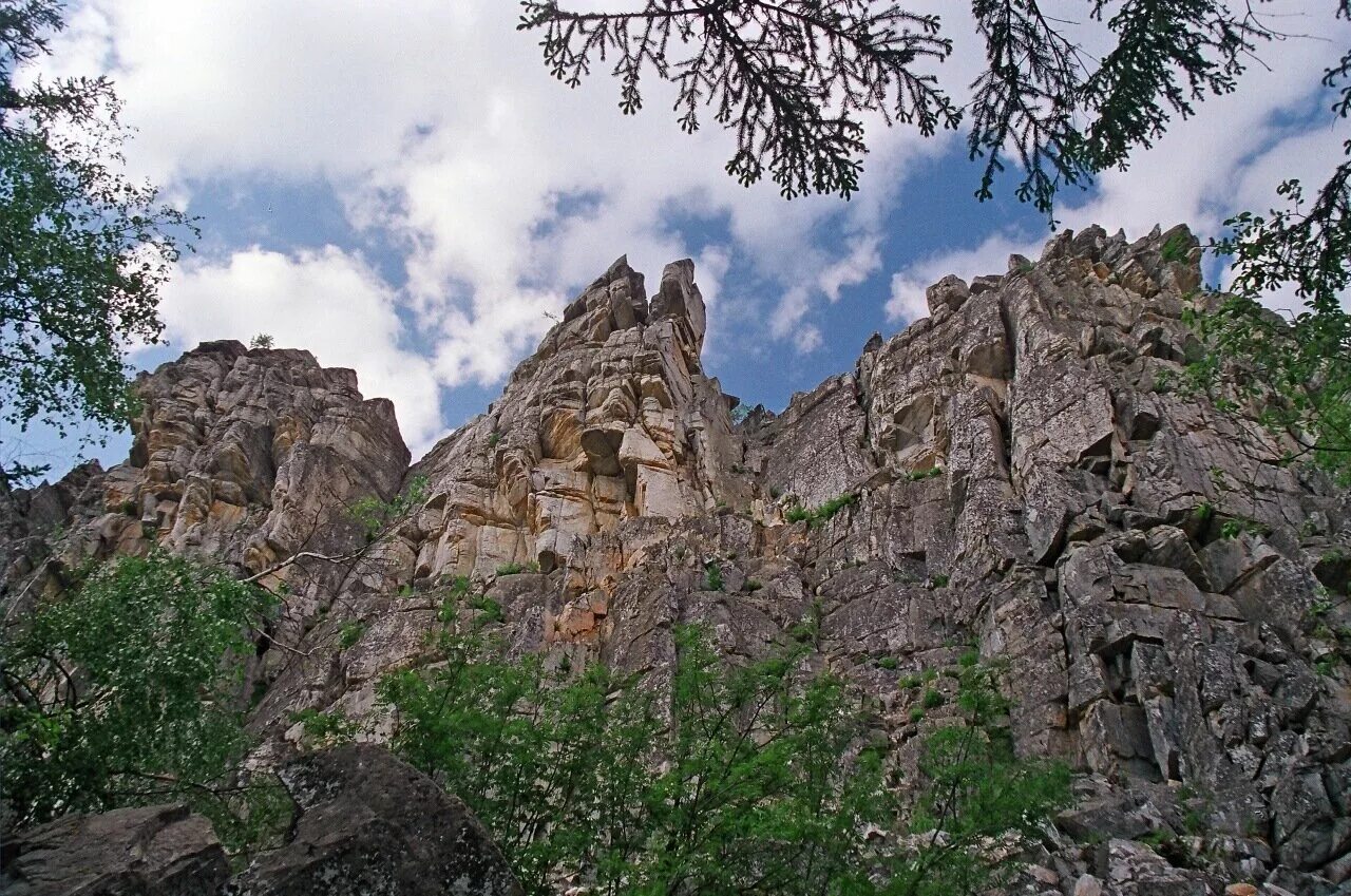 Малиновые скалы Белорецк. Малиновый Бастион Белорецк. Гора малиновая Белорецк. Малиновые скалы в Башкирии.