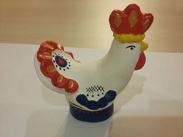 Дымковская игрушка петушок. Глиняная игрушка дымковская петух. Роспись дымковского петуха в старшей группе. Дымковский дымковский индюк. Дымковский петушок лепка.