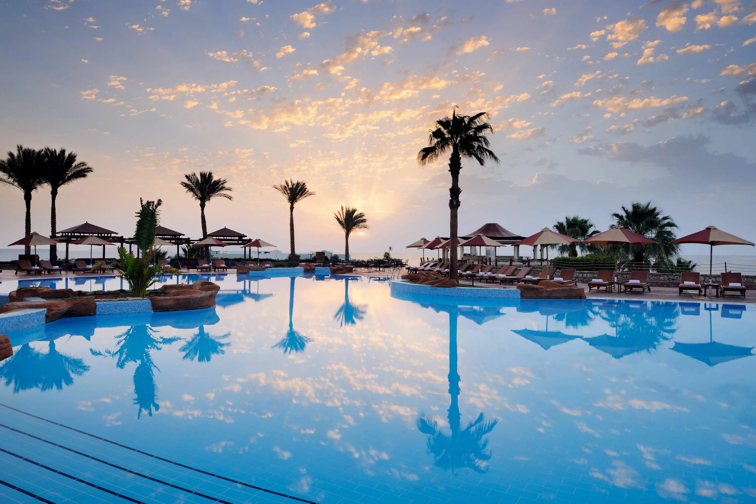 Renaissance sharm el sheikh golden view resorts. Renaissance Golden view Египет Шарм. Renessans Hotel Шарм-Эль-Шейх. Отель Renaissance Sharm el Sheikh Golden view Beach. Ренессанс Шарм Эль Шейх 5.