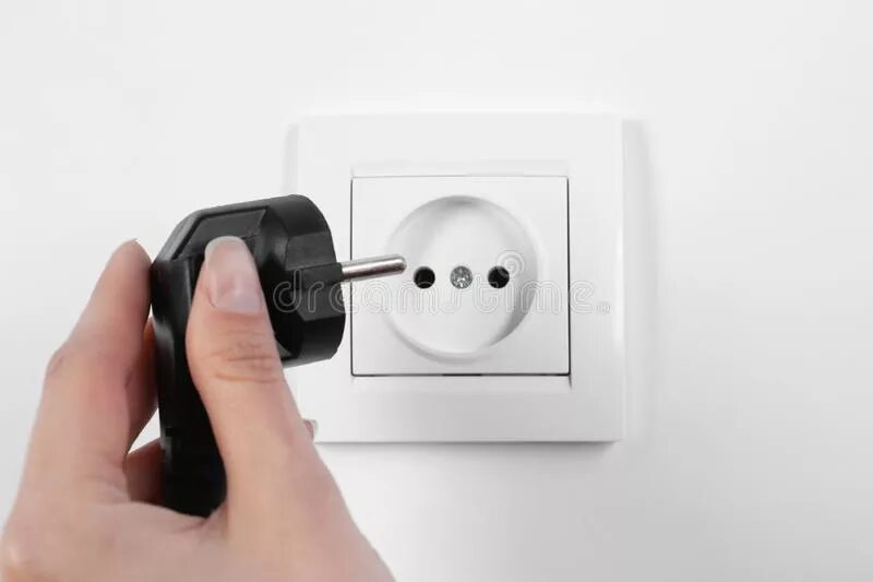 Put plug. Розетка в руках. Розетка кабельный ввод. Putting plug. Вилка розетки искры.