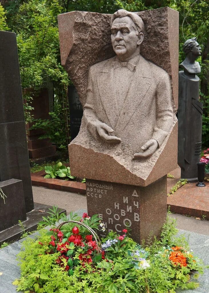 Надгробный памятник Народному артисту России Леониду Филатову, 2006. Бронза, гра