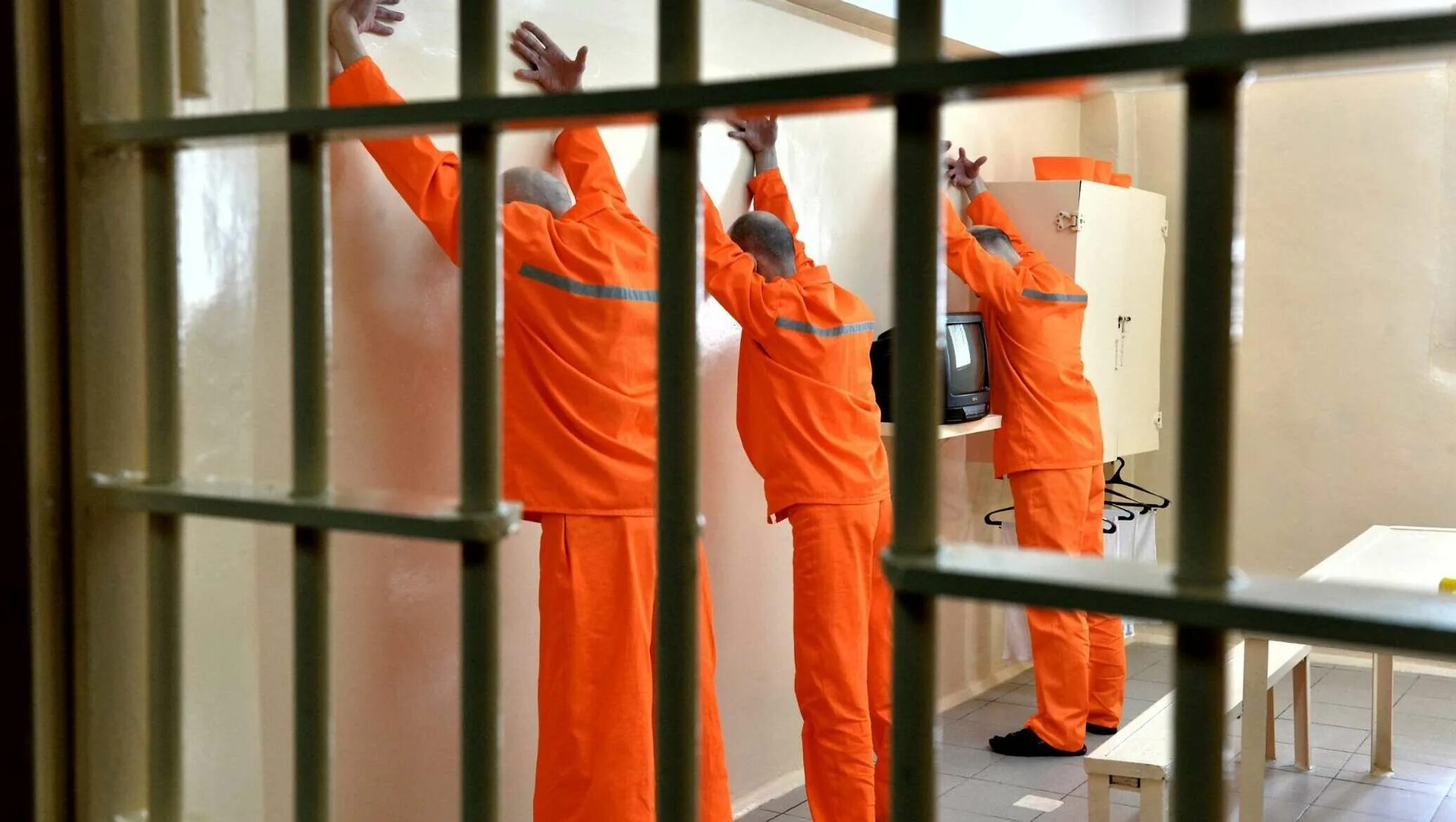 Беларусь пожизненно заключенные. Заключенный в беларуси. Пожизненное лишение свободы в белоруссии. Пожизненное заключение в беларуси. Чёрный дельфин тюрьма.