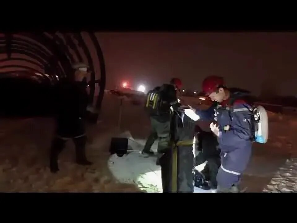 Шахтер выжил под землей. Шахта спасли 13 человек. Шахта спасли 13 человек. Пожар фото. Шахта спасли 13 человек.
