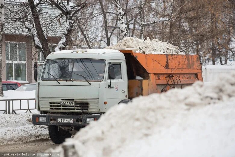 КАМАЗ со снегом. Самосвал со снегом. Вывоз снега самосвалами. Вывоз снега КАМАЗ.