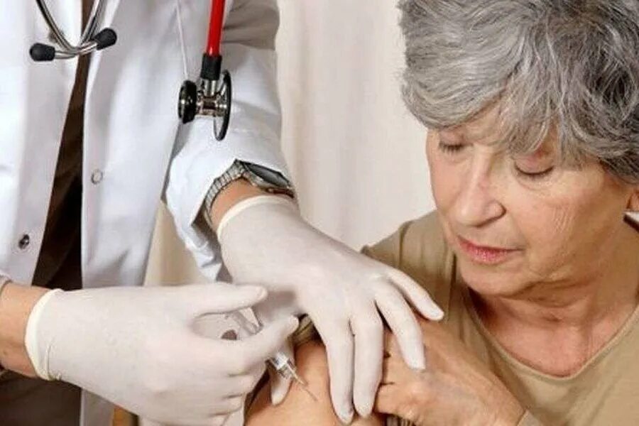 Пожилые после ковида. Вакцинация пожилых людей. Вакцинация 60+. Прививки для пожилых людей. Люди старше 60 лет вакцинация.