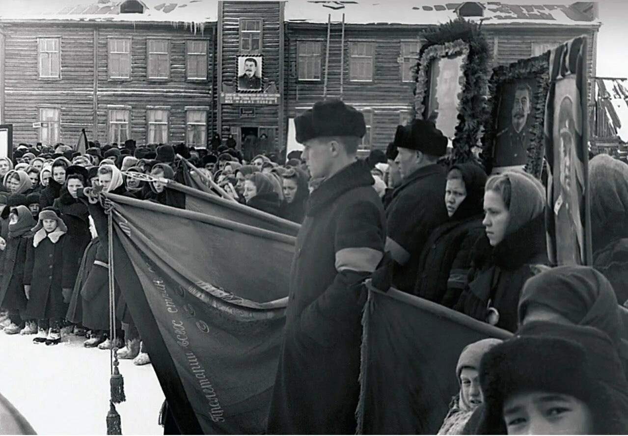 Сталин прощание. Похороны Сталина 1953. Смерть Сталина 1953. Смерть Сталина 1953 фото. Сталин 1953 похороны.