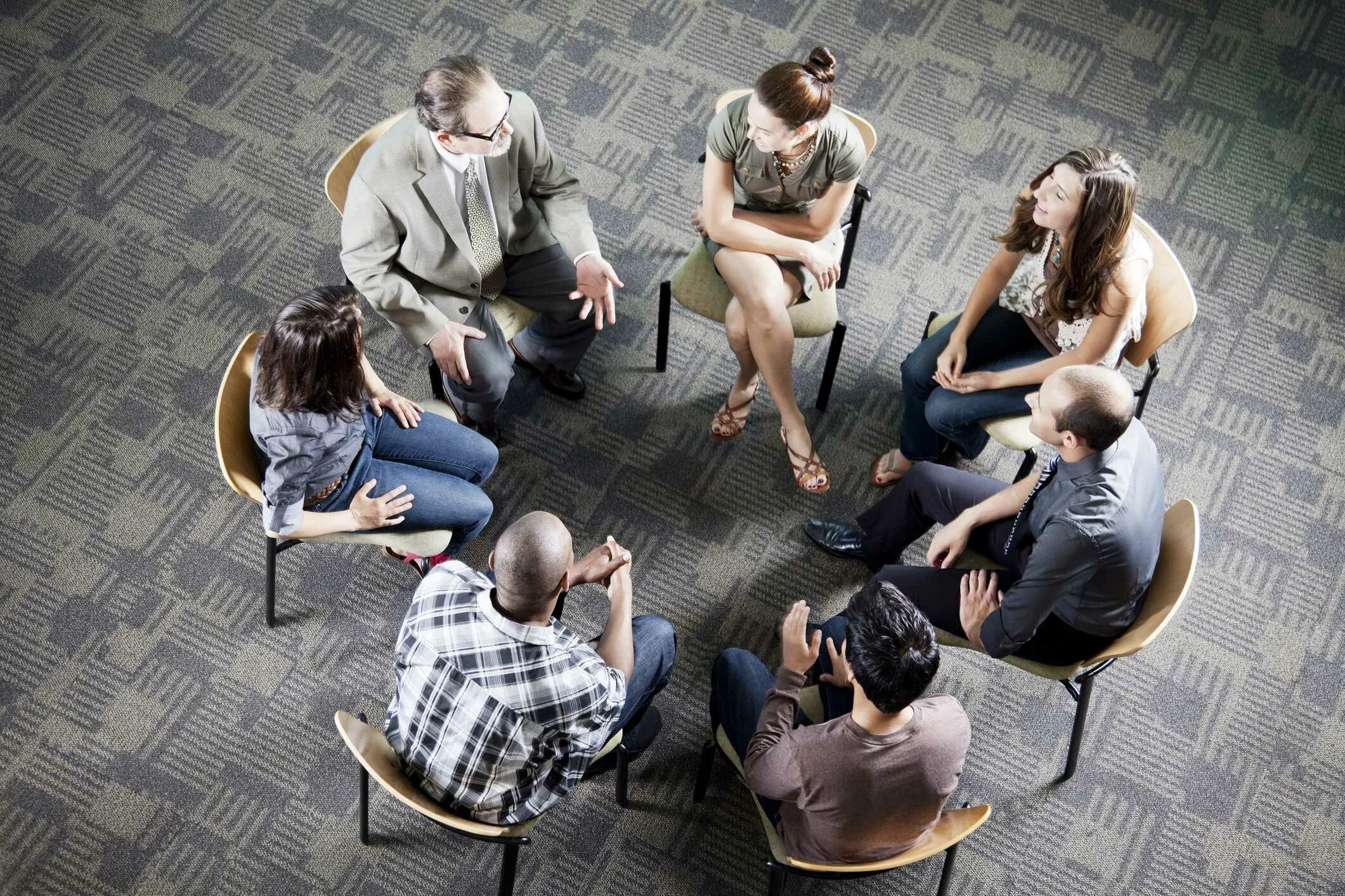 Психологическая группа тренинг. Люди сидят в кругу. Групповая психотерапия.. Психологический тренинг. Трейнинг психологический.
