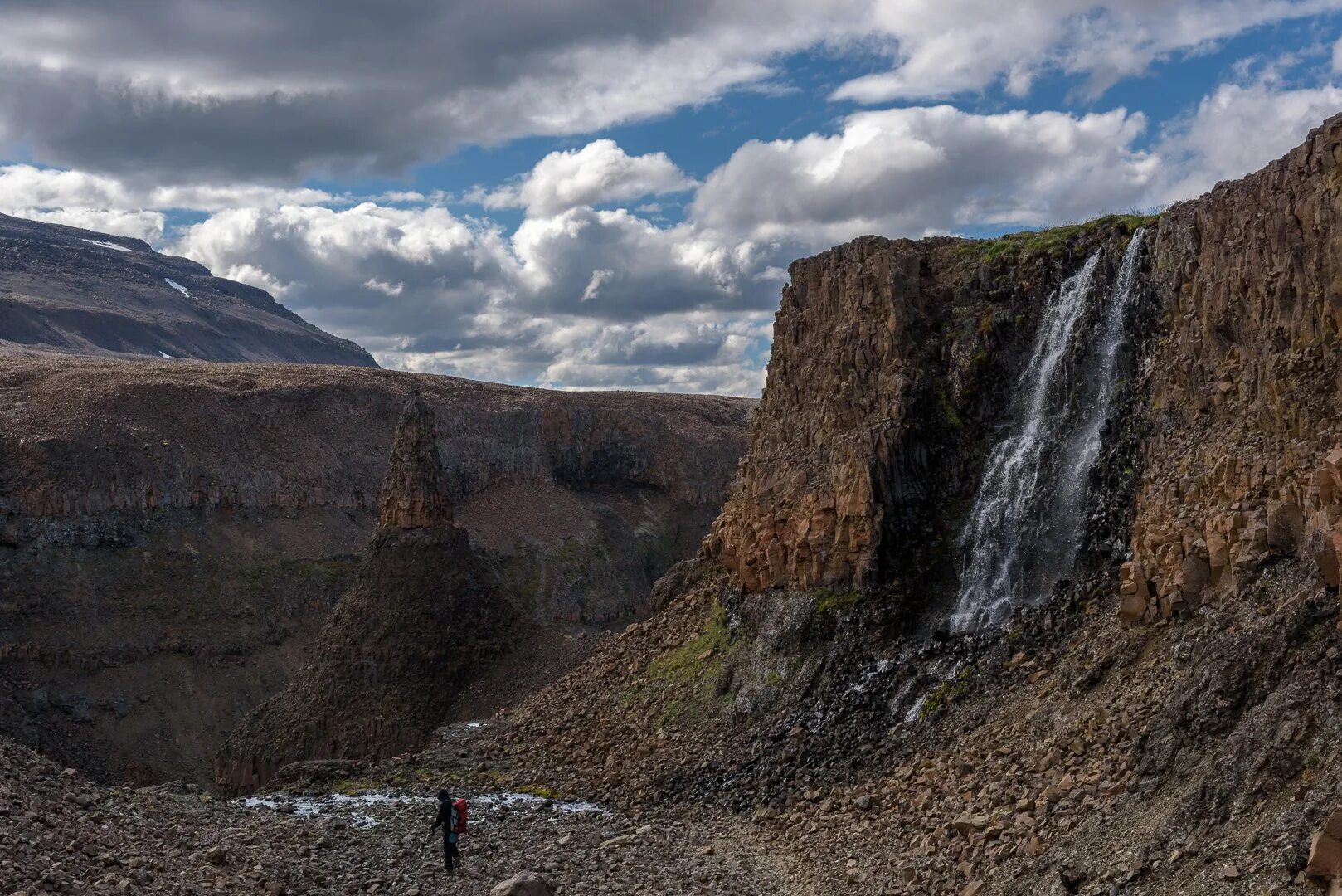Плато из камня. Базальт плато путорана. траппы плато путорана. гора камень на плато путорана. камень гора путорана.