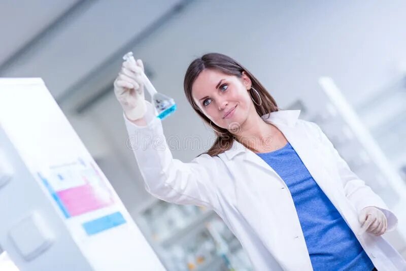 Carrying research. Женщина в лаборатории. молодой ученый женщина. carry out research. девушка сидит в лаборатории.