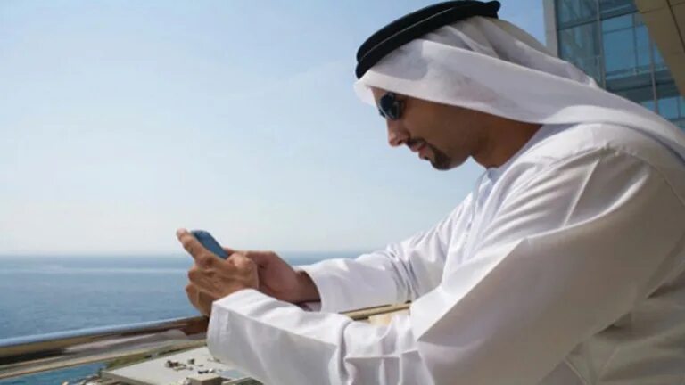 Арабский номер телефона. Араб с телефоном. Арабский телефон. Мобильная связь ОАЭ. Мобильная связь в арабских Эмиратах.