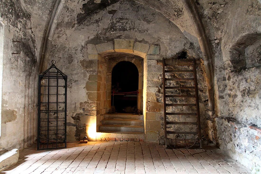 Шильонский замок рыцарский зал. Крепость внутри крепости 4. Крепость корела новый арсенал. Крепость орешек подземелье. Каркассон франция замок внутри.