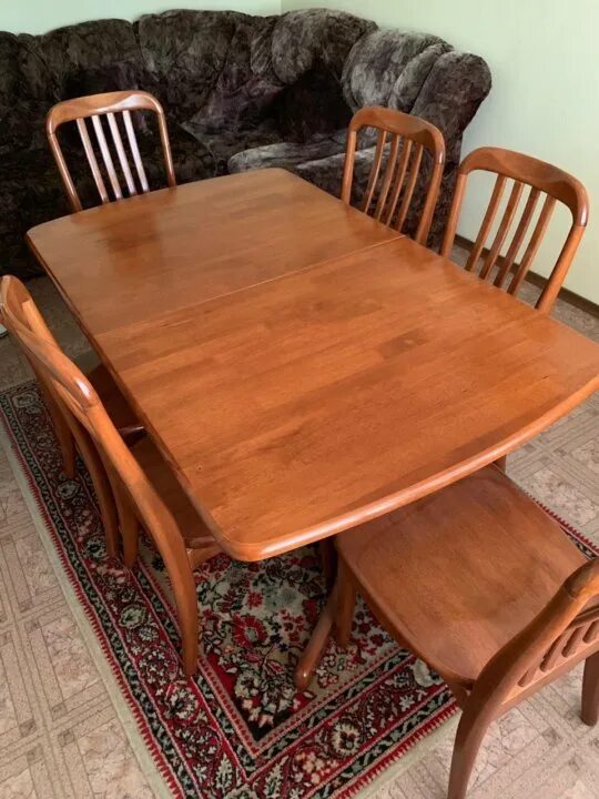 Куплю кухонные столы стулья бу. Кухонный стол из натурального дерева. Кухонные столы и стулья из дерева. Кухонный стол со стульями дерево. Стол кухонный деревянный.