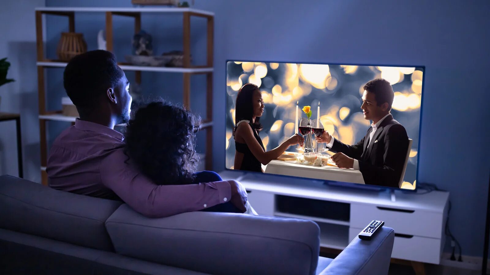 Watch netflix. Семья смотрит телевизор. Люди в гостиной. Человек телевизор. Thanks to television and films.