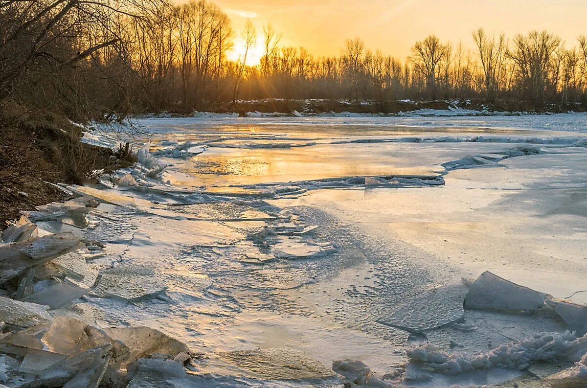Река покрытая льдом. Установление льда. Установление льда. Озеро байкал ледостав. Лед на реке.