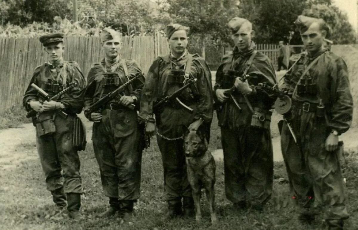 Оун упа 1940. Бойцы упа оун 1944. Украинские партизаны упа. Бойцы оун-упа. Украинский повстанец упа.