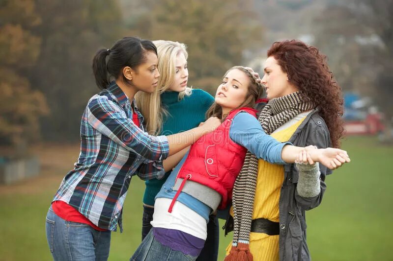 Избиение девушки подростка. Девушки издевались подругой. Школьница избивает девочку. Надругался над девочкой. Группа девочек подростков.