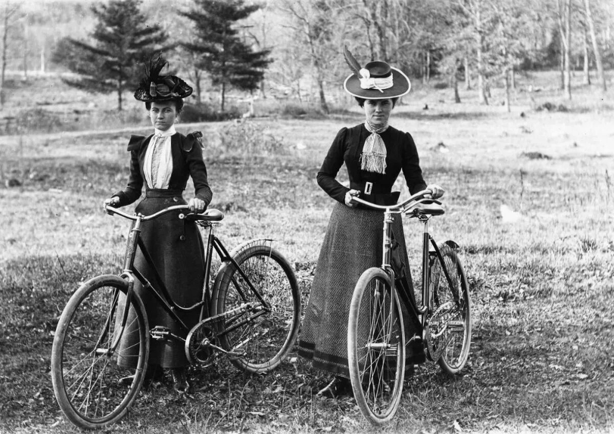 Бицикл 19 века. Велосипед 19 века. Велосипедный спорт 19 века. Велоспорт в России 19 век. Ретро рассказы женщин