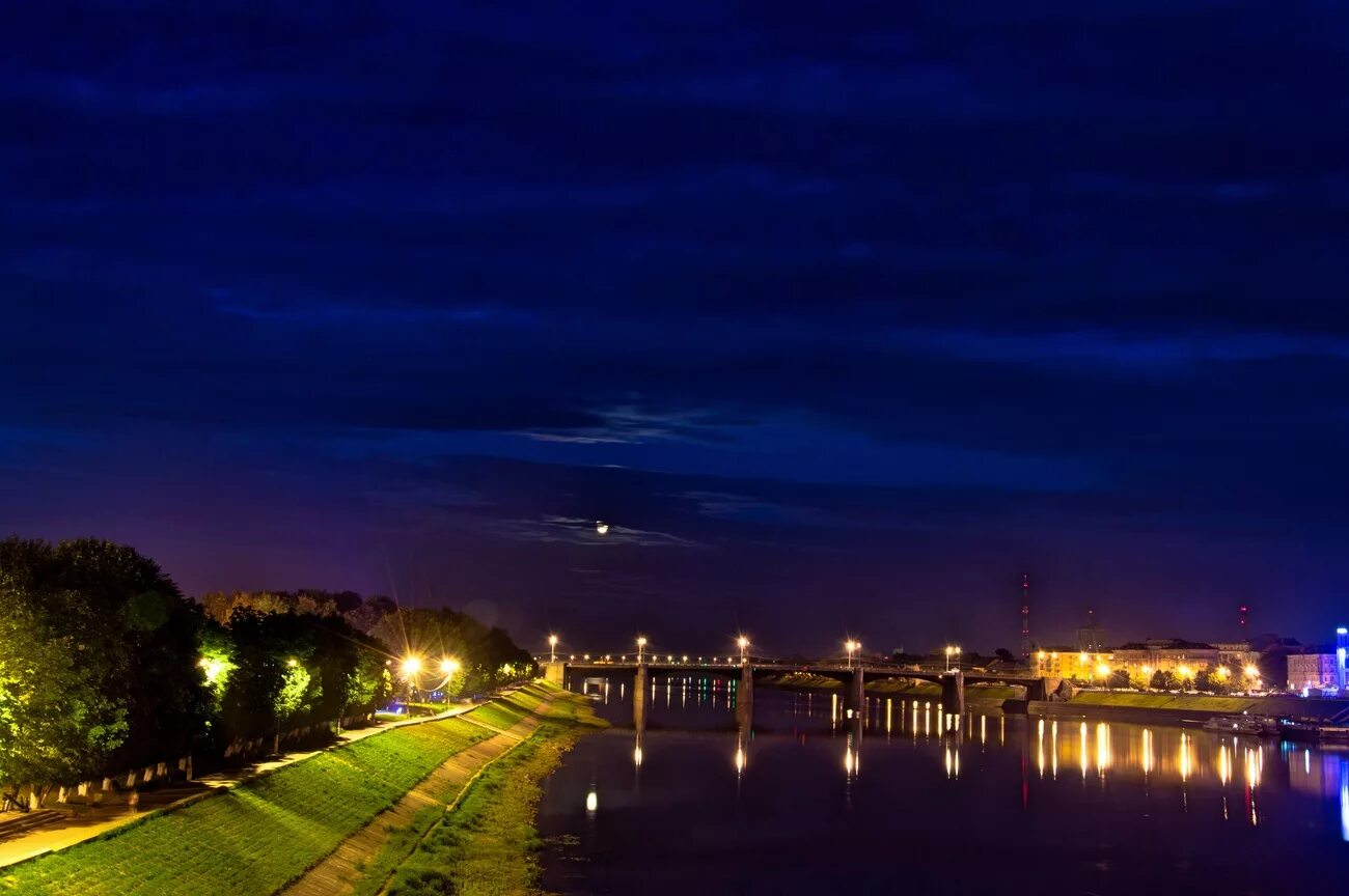 Тверь мост. Город над тверью. Тверь волга тверца тьмака. Закат на речном вокзале. Тверь красивые фото.