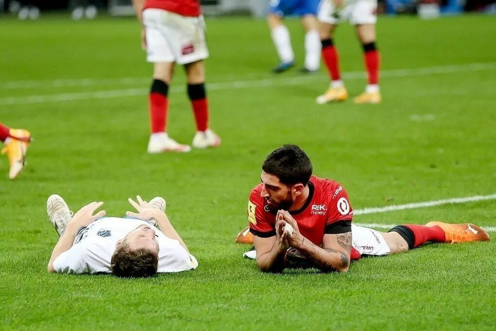 Новичок атлетико мадрид. Спартак москва ростов. Покойным футбольные поле. Футболист попал. Спартак сочи пенальти жиго.