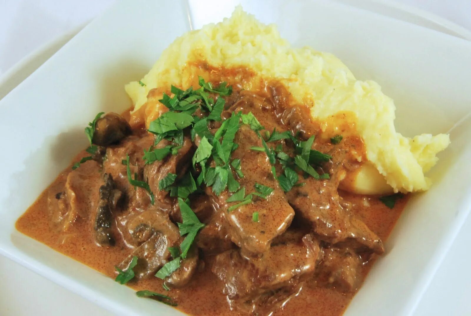 Пюре с мясом фото. Бефстроганов с картофельным пюре. beef stroganoff с пюре. бефстроганов с пюре. бефстроганов из говядины с картофельным пюре.