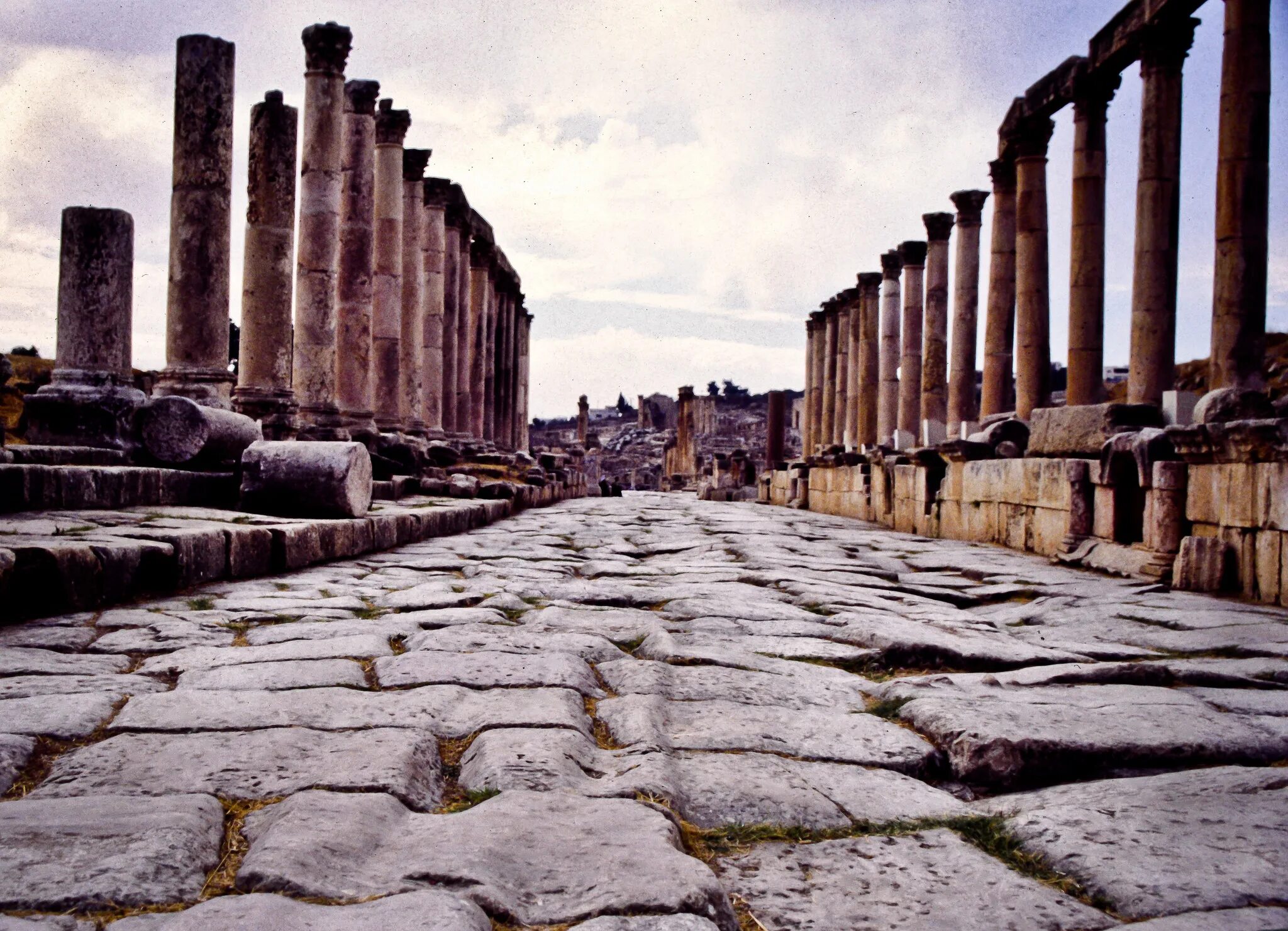 Ancient way. Дорога в древнем Риме. Дороги в древнем Риме. Джераш руины Коловрат. Аппиева дорога в Риме.