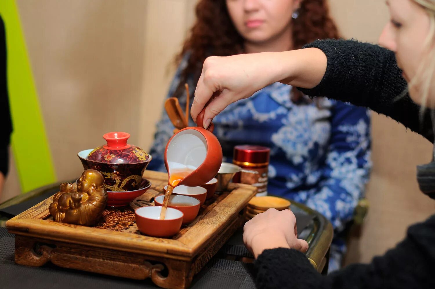 Суть чайной церемонии. Гунфу ча церемония. Китайская чайная церемония гунфу ча. Традиции Китая чайный ритуал. Китайская церемония чаепития.