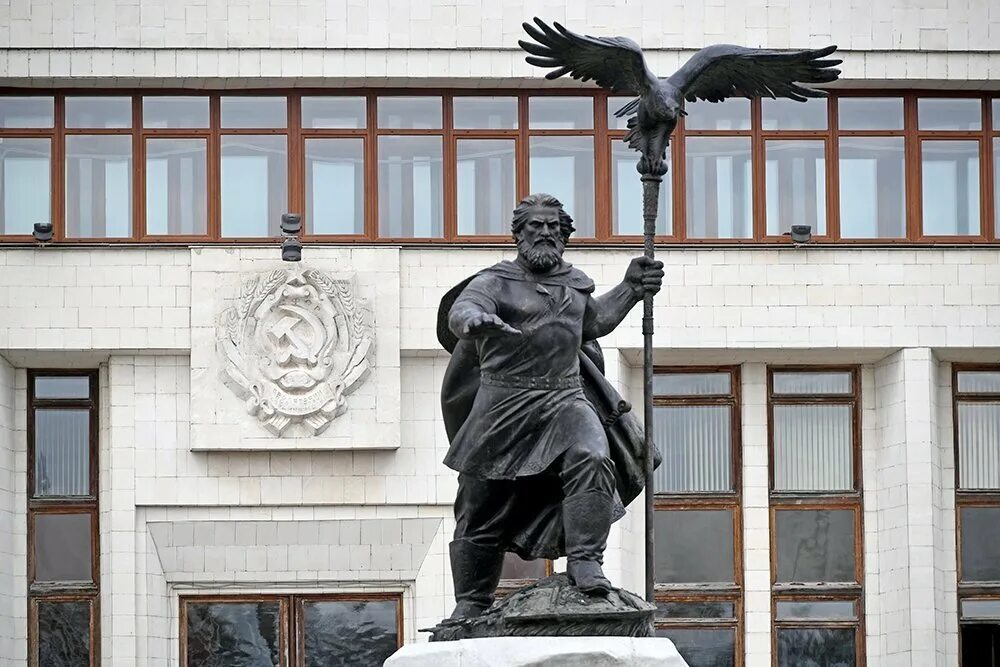 Памятник ивану 3. Памятник ивану третьему в калуге. иван третий памятник в калуге. калуга памятник великому князю московскому ивану iii.