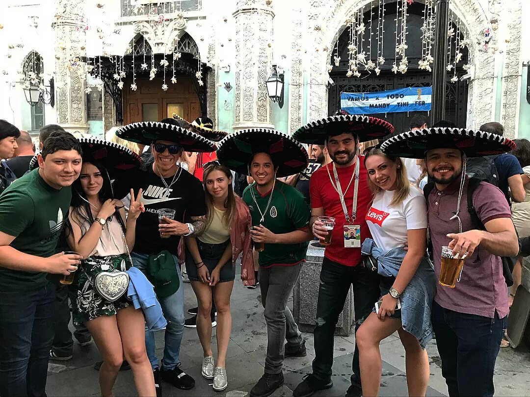 Девушки иностранцев. Девушки иностранцев. Девушка с иностранцем. Девушка в кокошнике. Девушки иностранцев.