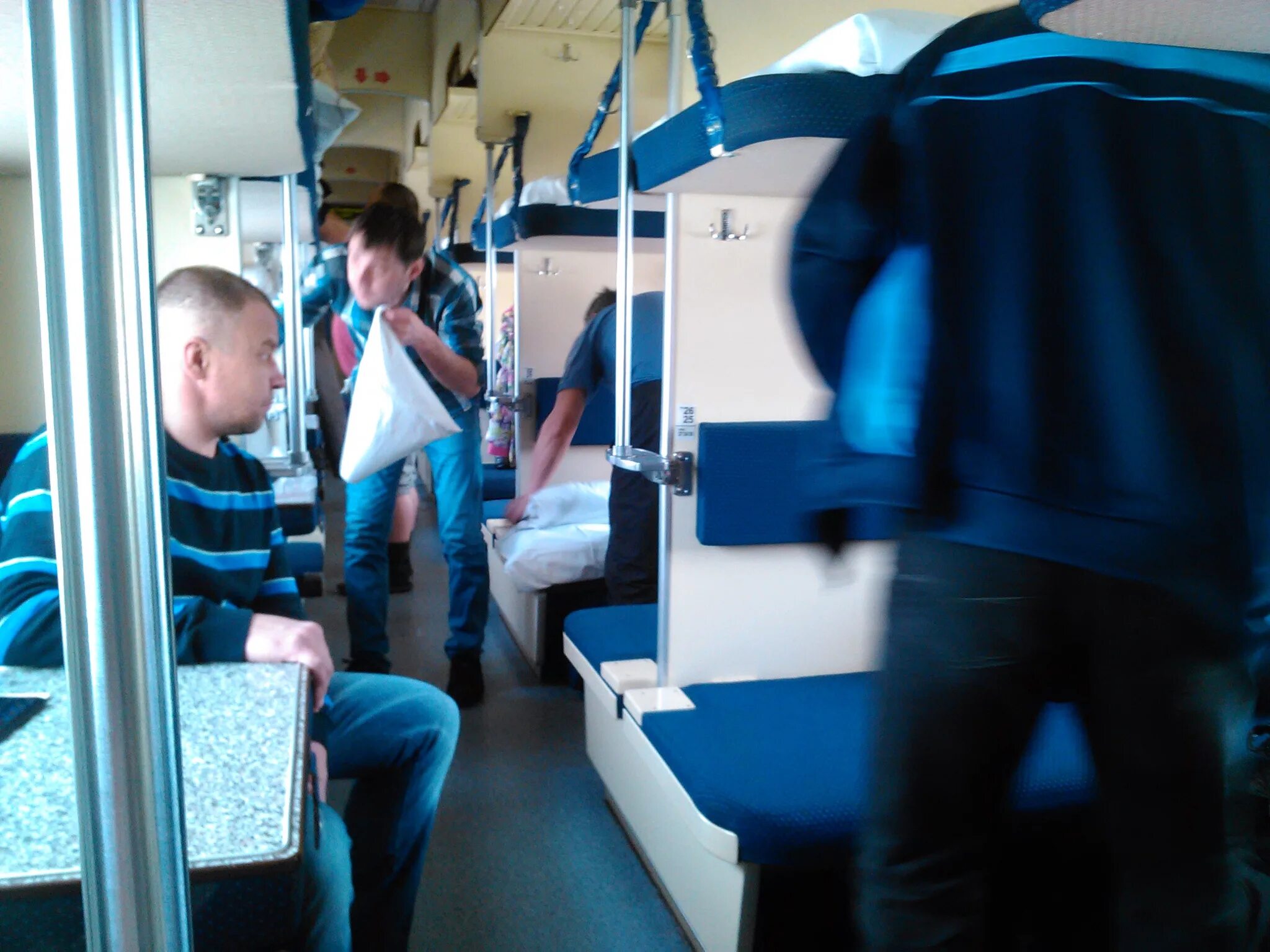 Плацкартный вагон двухэтажного поезда. Двухэтажный плацкарт. Двухэтажный поезд плацкарт. Поезд 102м сочи премиум. Купе 2к фпк.