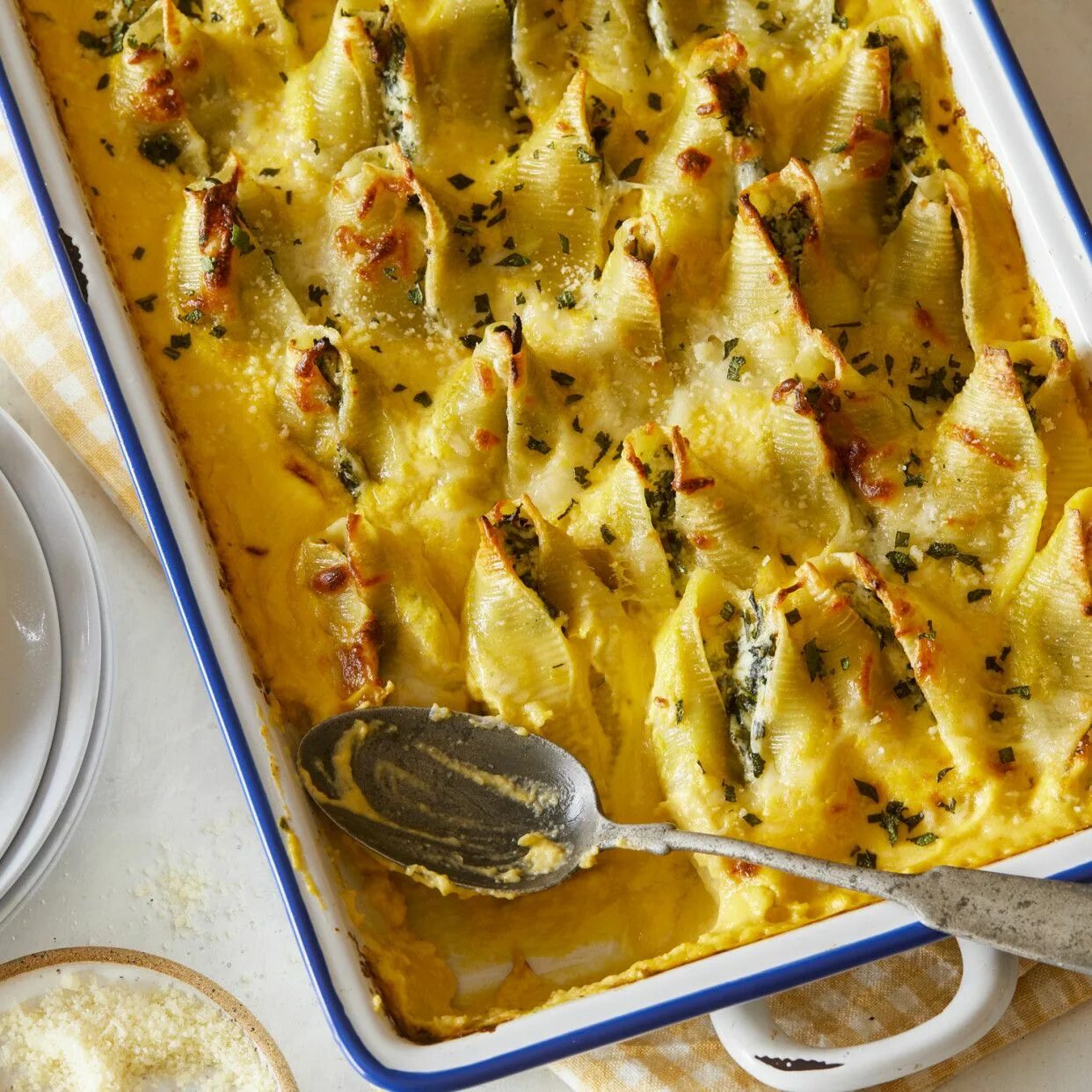 Большие макароны ракушки фаршированные. Крупные макароны для фаршировки. Конкильони с фаршем. Фаршированные ракушки в соусе в духовке. Фаршированные ракушки в соусе.