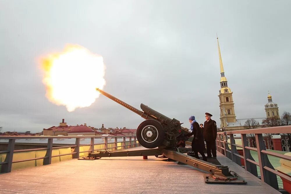 Во сколько стреляют в петропавловской. Пушки с Нарышкина бастиона Петропавловской крепости. Полуденный выстрел с Петропавловской крепости.