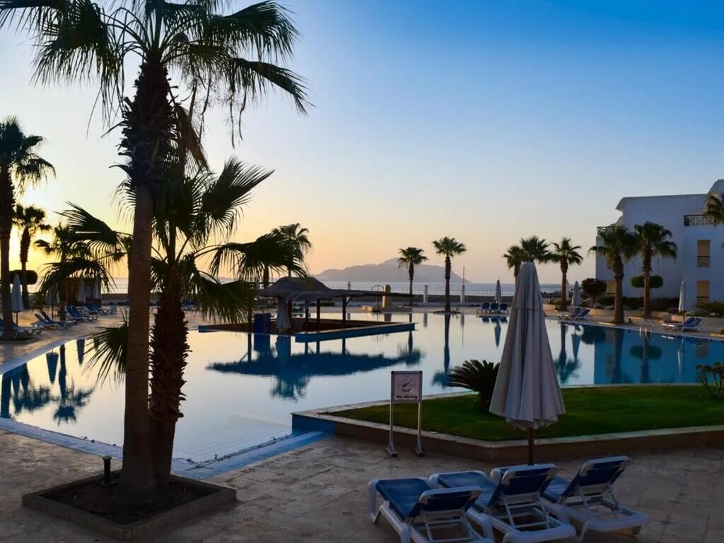 Египет — шарм-эль-шейх cyrene island hotel. Sirena beach resort египет. Египет лежаки. Ля сирена. Шарм сохна.