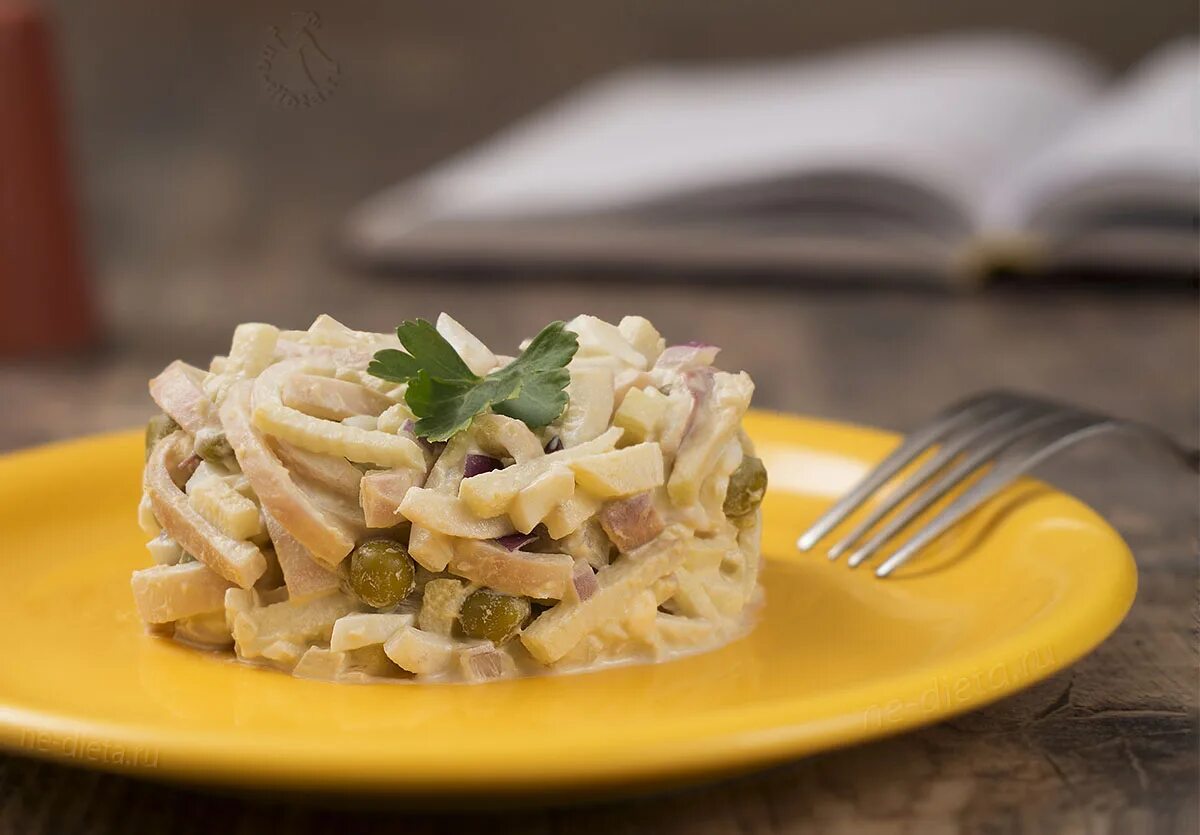 Салат с кальмарами. Салат с кальмарами и горошком. Салат с кальмарами и зеленым горошком. Салат с кальмарами и яйцом. Простые рецепты с кальмарами и яйцом