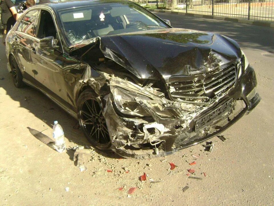 Под Саратовом Mercedes влетел в столб: двое в больнице - KP.RU