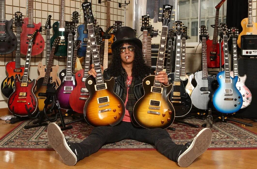 Знаменитые рок песни. Guns n Roses басист. Гитара Гибсон слэш. Slash les Paul. Slash гитарист.