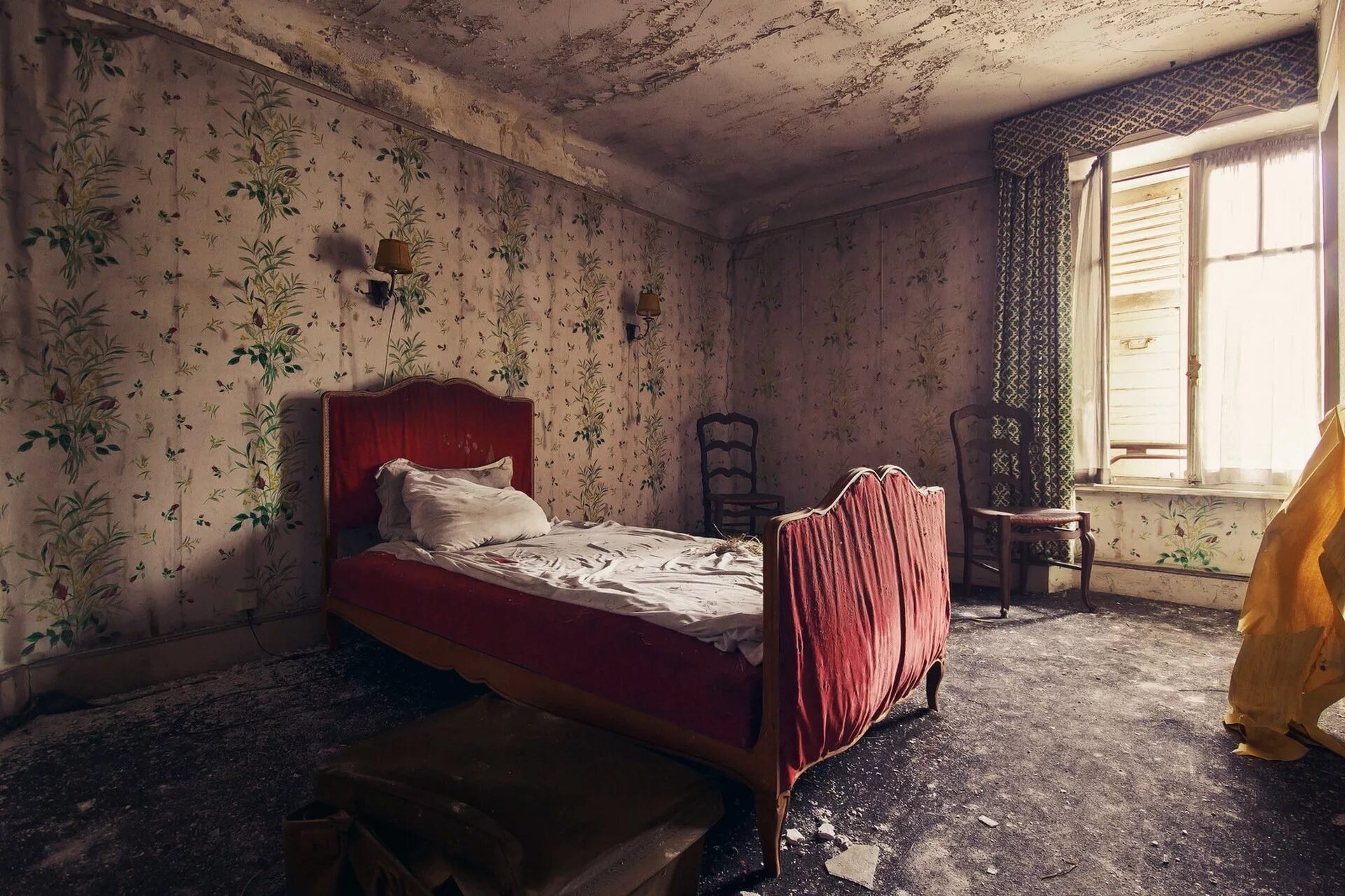 Снится жить в старом доме. Старая комната. Страшная квартира. Комната спальня Старая. Бедная комната.
