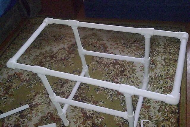 Журнальный столик из пластиковой трубы. Столик из пластиковых труб. Столик из пластиковых труб. Столик из полипропиленовых труб. Стол из пвх труб.