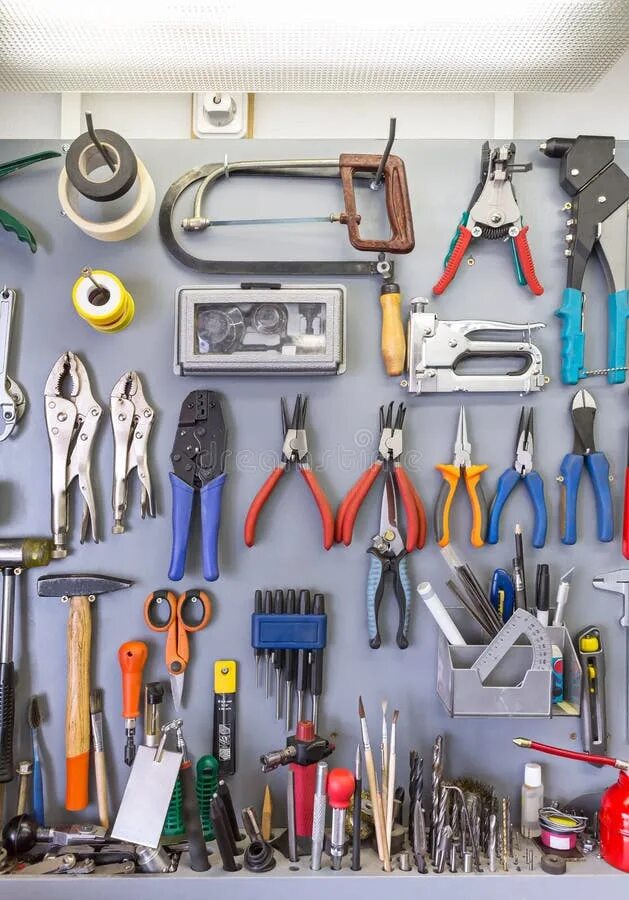 Work that tool. Инструменты висят в гараже. фон инструменты. works инструмент. строительные инструменты фон.