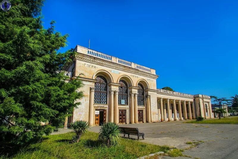 Станция в абхазии какая. Железнодорожный вокзал гагра. здание железнодорожного вокзала гагра. жд станция гагра. жд вокзал гагра.