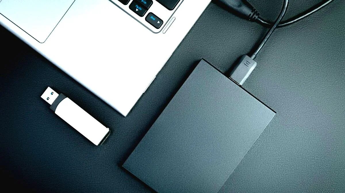 Можно ли использовать жесткий диск как флешку. Жесткий диск флешка. portable ssd mobile storage со шнуром. что лучше внешний hdd или флешка.