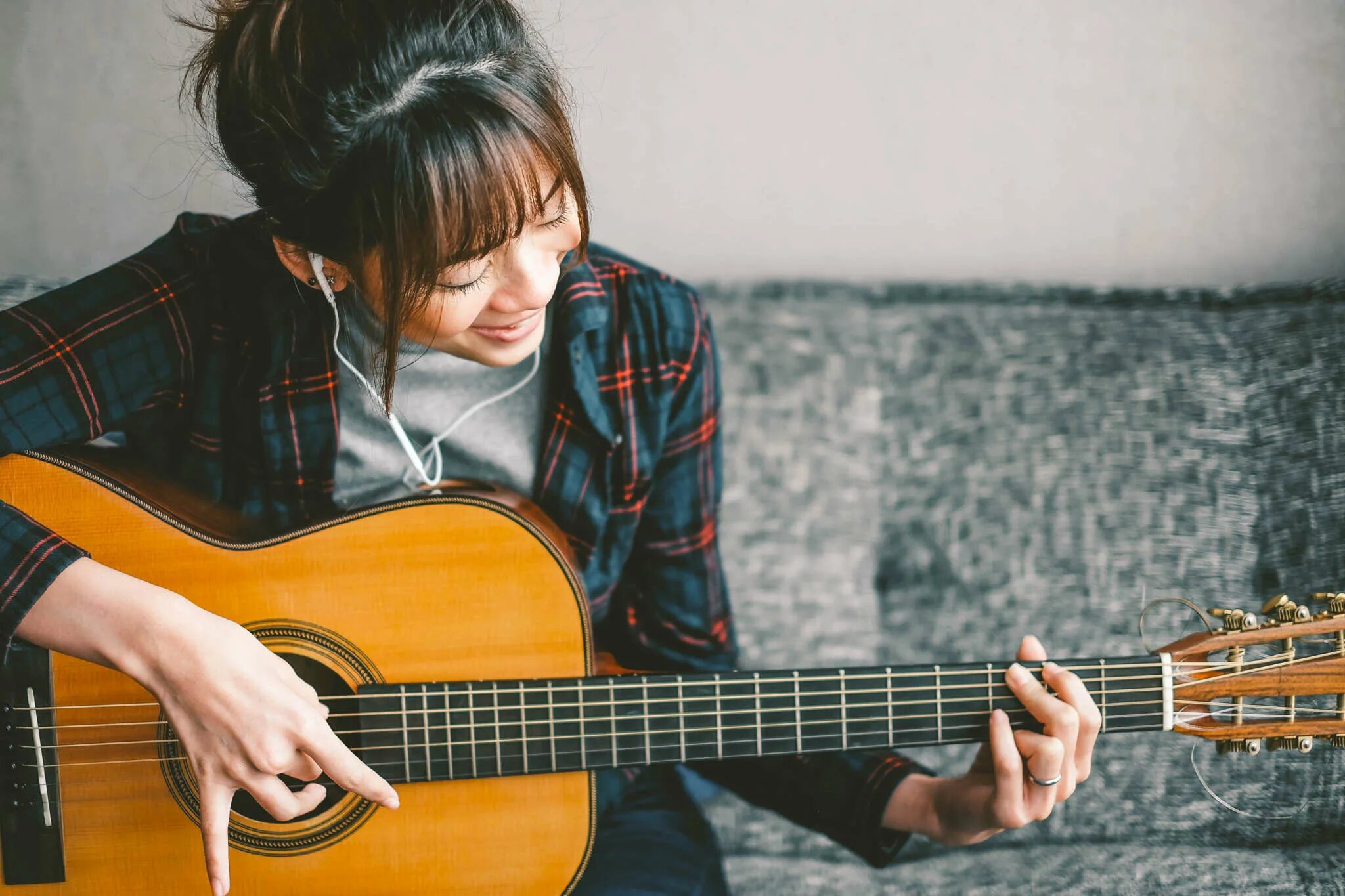 Женщина с акустической гитарой. Красотка с гитарой. Play the Guitar. Guitarist Shutterstock. Музыка сиди качество